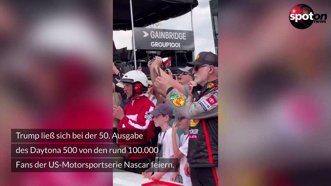 Mega-Auftritt: Donald Trump lässt sich von 100.000 Nascar-Fans feiern