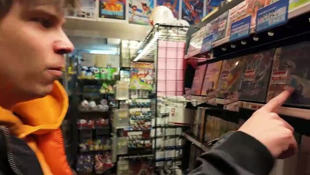 Rubius visita una tienda de segunda mano de videojuegos en Japón