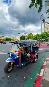 Stepping out of my hostel into the buzzing streets of Bangkok! 🌆✨ Ready to dive into the chaos, flavors, and culture of this vibrant city. Let’s explore! 🚕🍜