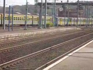 um de rrr bleu et jaune avec une bb 67000 multiservice