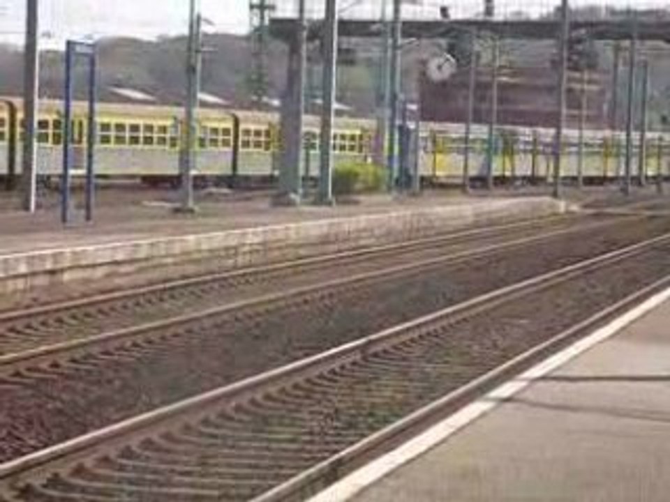 um de rrr bleu et jaune avec une bb 67000 multiservice