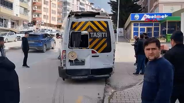 Park halindeyken hareket eden minibüs, dükkanın verandasını yıktı