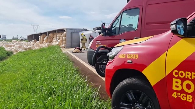 Caminhão carregado com silagem tomba na BR-163 e Corpo de Bombeiros é acionado