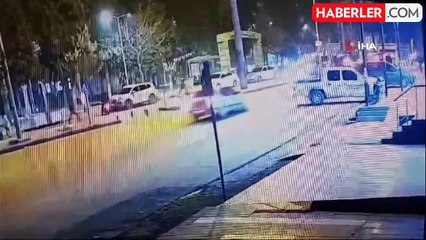 Sokak Köpeklerinden Kaçarken Kamyonet Çarptı: Kaza Anı Kamerada