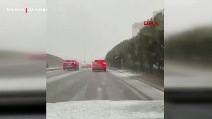 Başakşehir aniden bastıran karla beyaza büründü