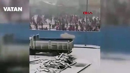 Başakşehir'de öğrencilerin okul bahçesinde kar sevinci