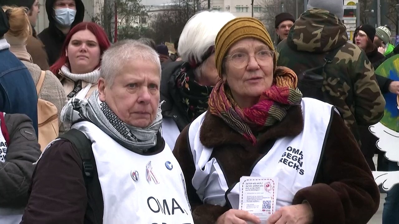 Betagt auf der Demo: 'Omas gegen Rechts' kämpfen für die Demokratie