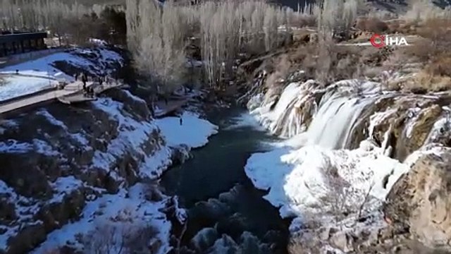 Muradiye Şelalesi muhteşem güzelliğiyle ziyaretçilerini ağırlıyor