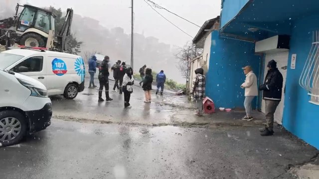 Eyüpsultan'da çatlaklar oluşan 4 bina tahliye edildi