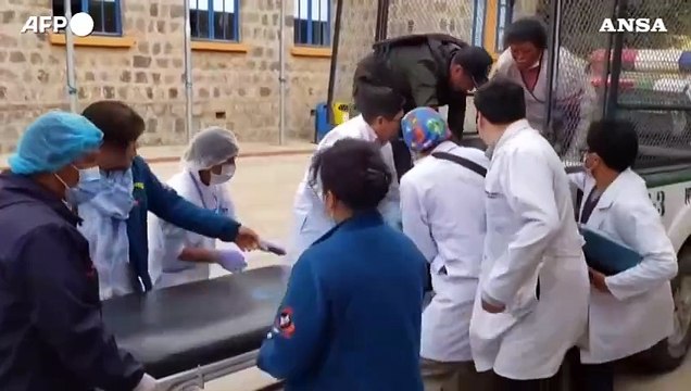 Bolivia, autobus precipita in una scarpata - almeno 31 morti e 15 feriti.mp4