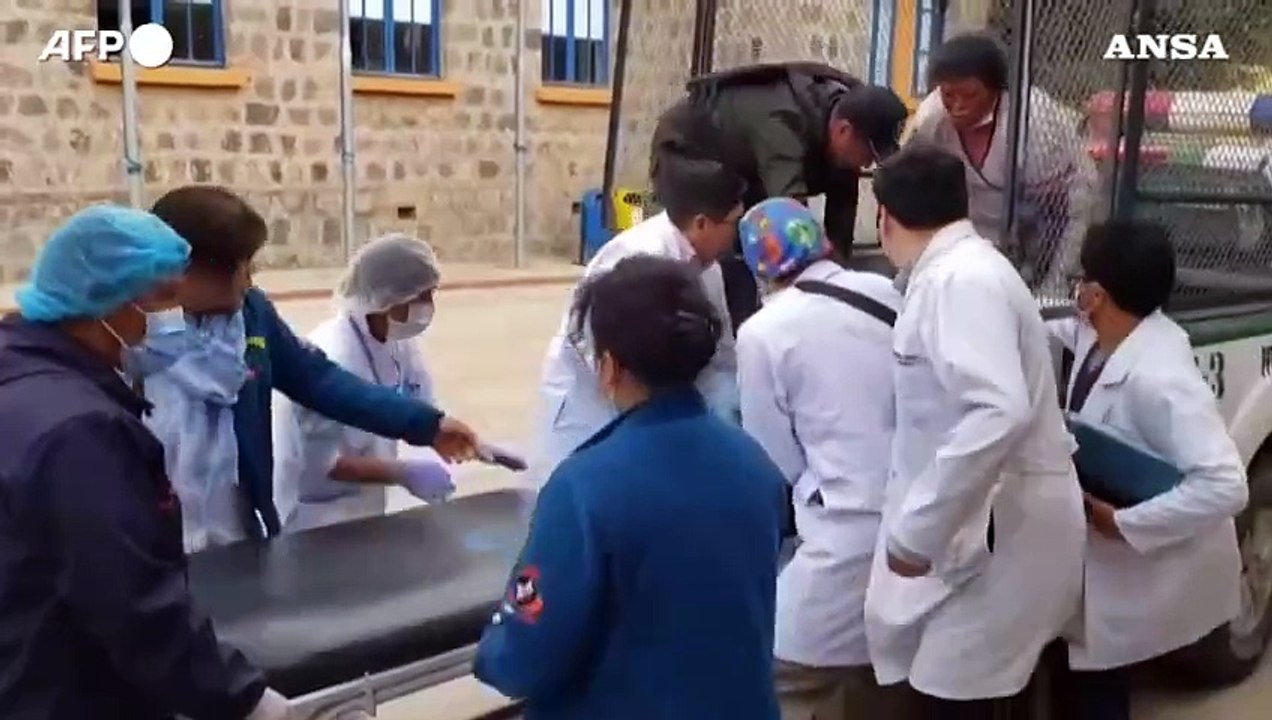Bolivia, autobus precipita in una scarpata - almeno 31 morti e 15 feriti.mp4