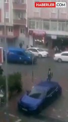 Modifiyeci kocasına sinirlendi, çekiçle arabayı pert etti