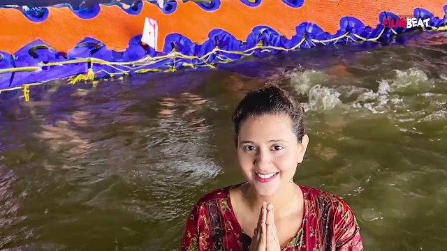 Anjali Arora ने Mahakumbh Prayagraj में अपने Boyfriend Akash के साथ लगाई डुबकी, लोगों ने लगाई लताड़