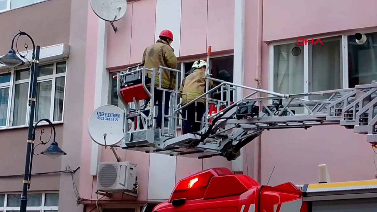 Evde mahsur kalan 4 yaşındaki çocuğu itfaiye kurtardı