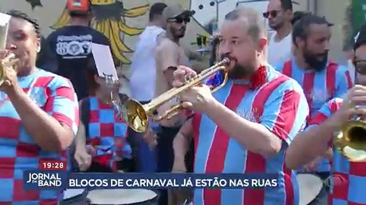 Fernanda Torres e Oscar viram fantasias de carnaval em 2025