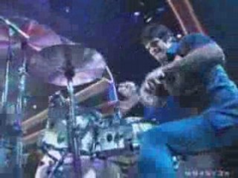 Queens Of The Stone Age - Go With the Flow (live Conan '03)