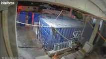 Vídeo mostra ladrões adentrando em obra e furtando vários objetos