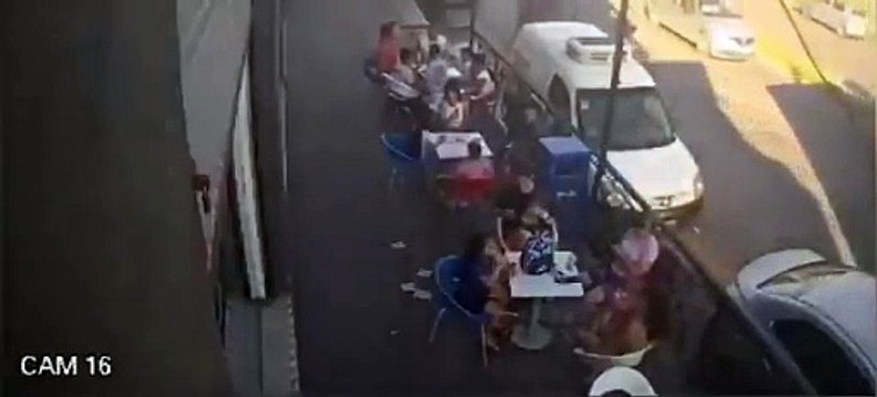 Un motochorro huía de un robo, se subió a la vereda y atropelló a dos nenes y una mamá con su bebé en brazos