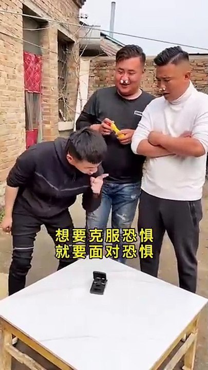 Reluctant to challenge the mousetrap, FUNNY VIDEO