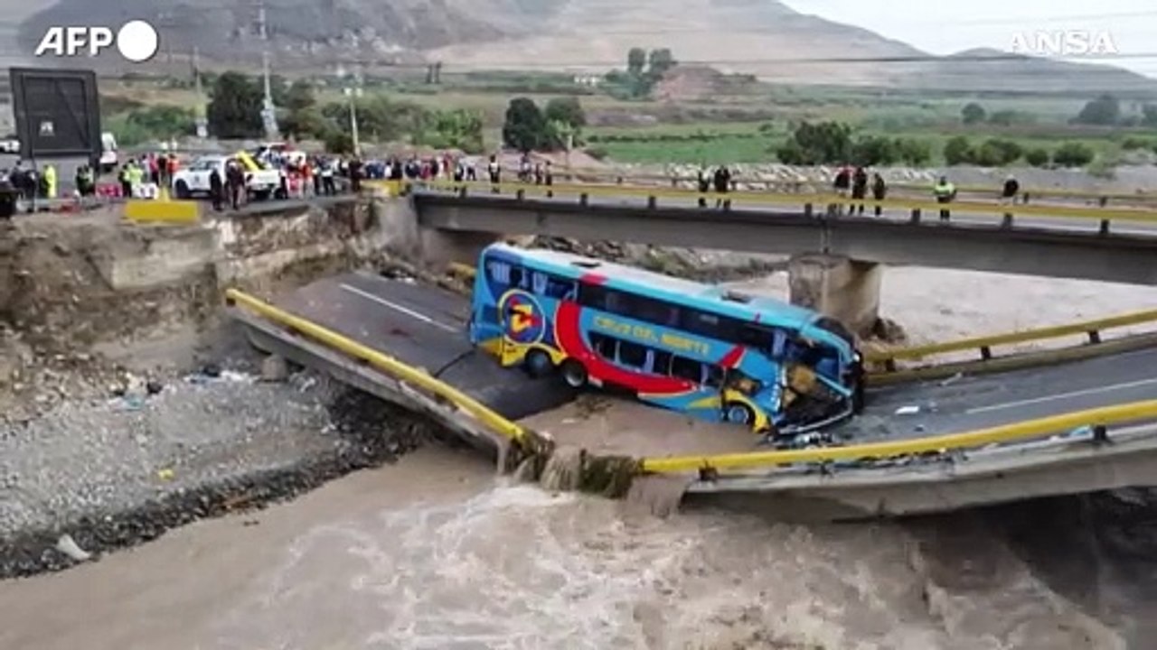 Peru', almeno due morti e 40 feriti per il crollo di un ponte