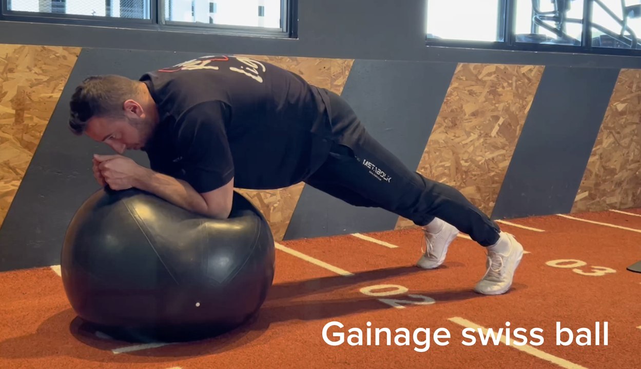 Renforcement musculaire : le gainage sur Swiss Ball