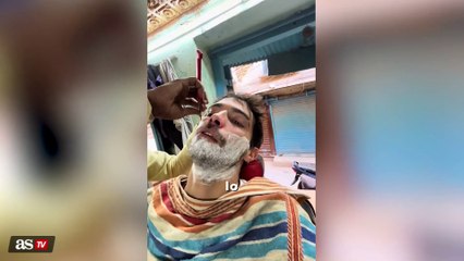 Un español se mete en una peluquería de la India y se lleva un corte de pelo y afeitado por 0,60 euros y un susto de muerte