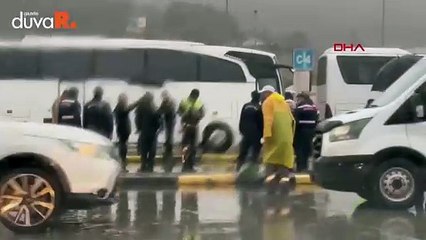 Taraftarlar molada birbirine girdi, jandarmaya havaya ateş açtı