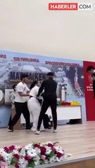 Bir garip gösteri! Kolundan tutulup çığlıklar içinde sahneye getirildi