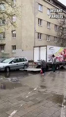 Ce chauffeur de camion permet à cette dame âgée de retrouver son véhicule lors de ces inondations