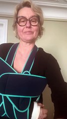 Luna Belmondo le bras en écharpe, elle raconte sa mésaventure sur Instagram, en story, ce lundi 17 février 2025.