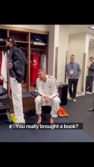 La reacción de Jokic cuando ve a Wembanyama leyendo un libro