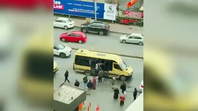 Minibüs şoförü, ücret ödemeyen yolcuyu önce yumrukladı sonra yere fırlattı!