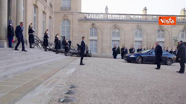 Meloni a Parigi per vertice informale sull'Ucraina, accolta all'Eliseo da Macron