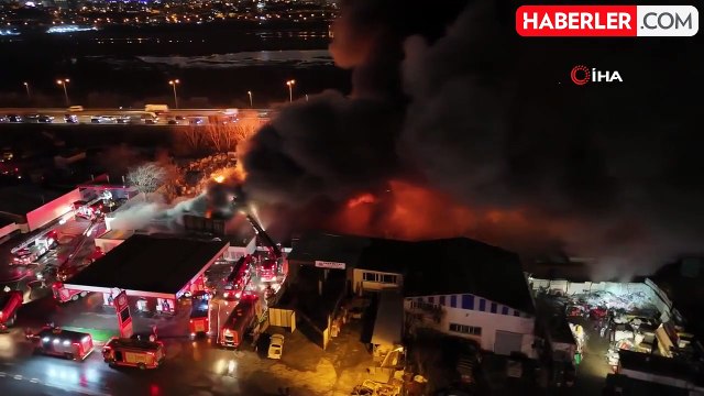 Avcılar'da Geri Dönüşüm Tesisinde Yangın Çıktı