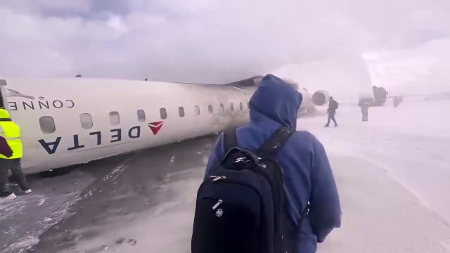 Un avion de la compagnie Delta Airlines s'écrase à l'aéroport de Toronto et se retourne complétement lors de son arrivée au sol ! - Regardez les images incroyables