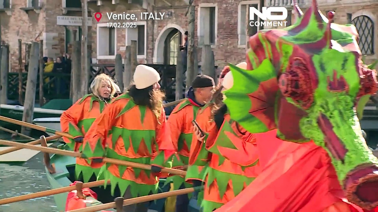 Beginn des Karnevals in Venedig 2025 mit farbenfroher Wasserparade