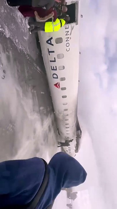 Avião capota durante o pouso, quebra asa deixa e ao menos oito pessoas feridas no Canadá