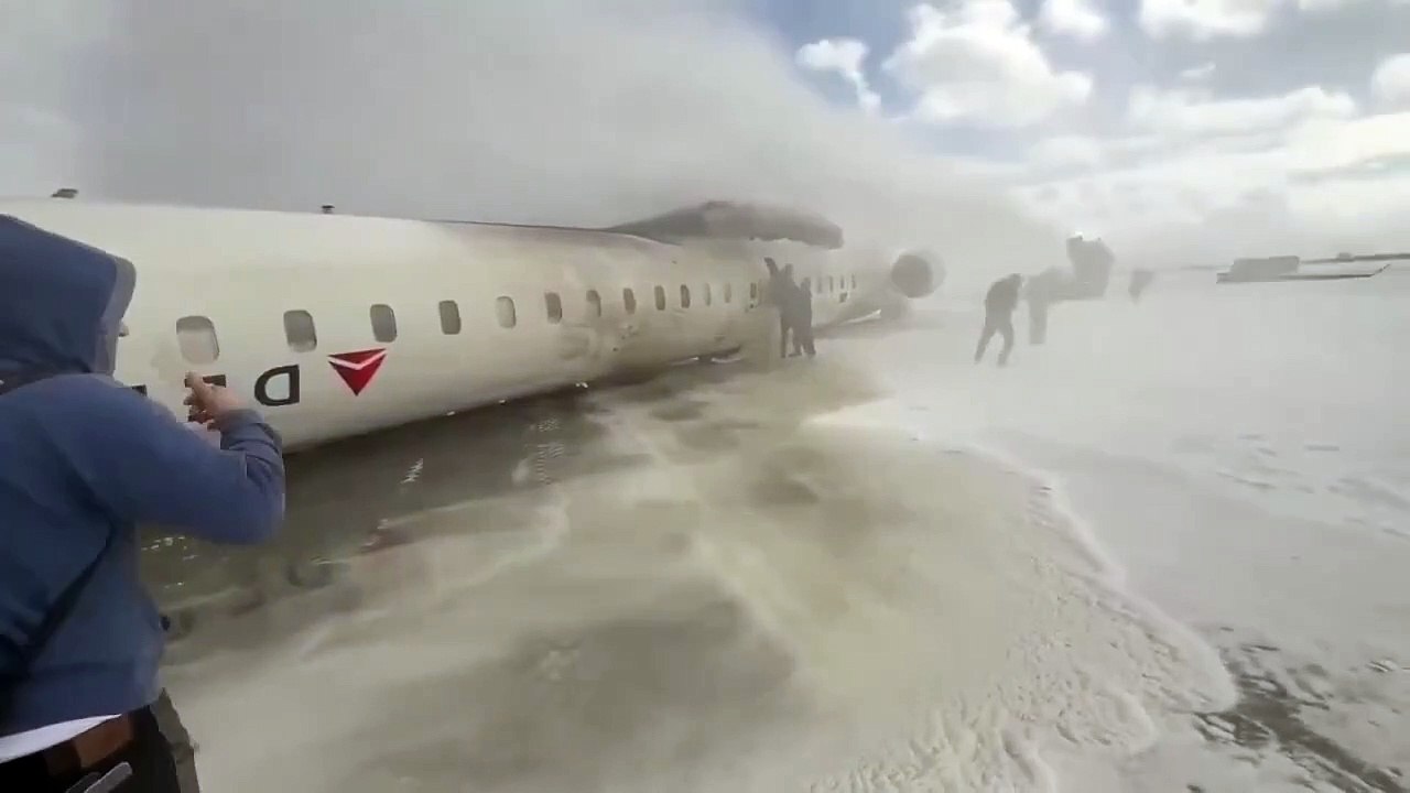 Un avión de pasajeros de Delta sufre un aparatoso accidente al aterrizar en Toronto