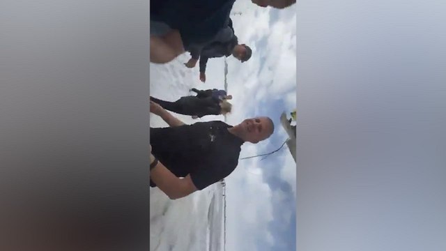 La impactante imagen de los supervivientes del accidente avión de Toronto saliendo de la aeronave