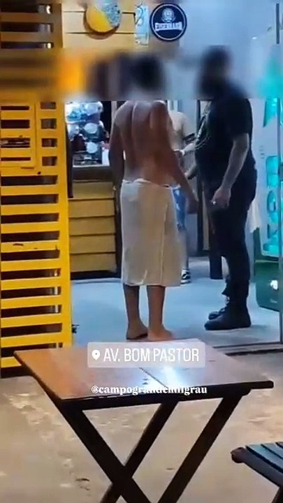De, de sainha... Vestido apenas com toalha, homem é barrado em conveniência