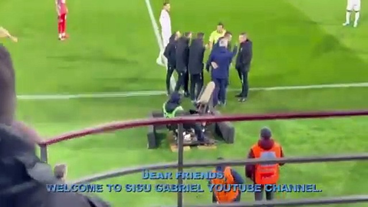 Jose Mourinho arguing with the referee Marco Piccinni (US Cremonese vs AS Roma)