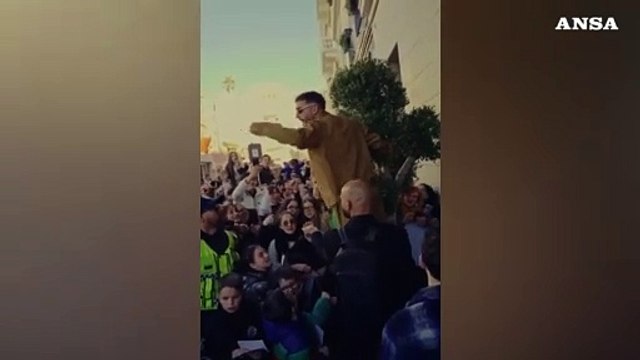 Sanremo, Rocco Hunt consegna il pacco da giu' per strada ai fan