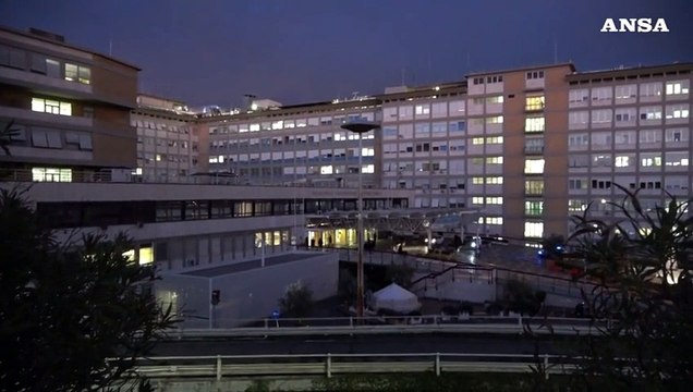 Papa Francesco, secondo giorno di ricovero al Gemelli: domani salta l'Angelus