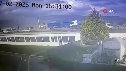 Kontrolünü kaybeden tır karşı şeride böyle geçti: 1 ölü, 1 yaralı