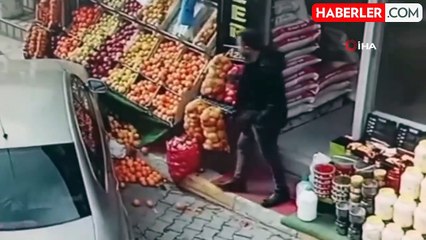 Elazığ'da Otomobil Manav Tezgahına Çarptı