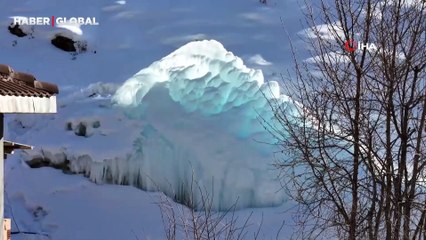 Bayburt'ta ilginç görüntü: Soğuktan çatlayan borudan sızan su buzdan kale oluşturdu