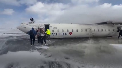 Aparatoso accidente de avión en Toronto durante el aterrizaje