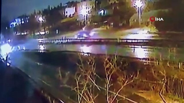 Kayganlaşan yolda kayan tır bariyere girdi! Korkunç görüntü kamerada