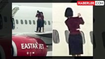 Hostesler, acil çıkış kapısını açıp uçağın kanadında selfie çekti
