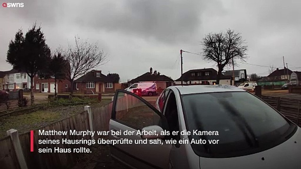 Auto prallt gegen Haus, nachdem Lieferfahrer vergisst, die Handbremse anzuziehen